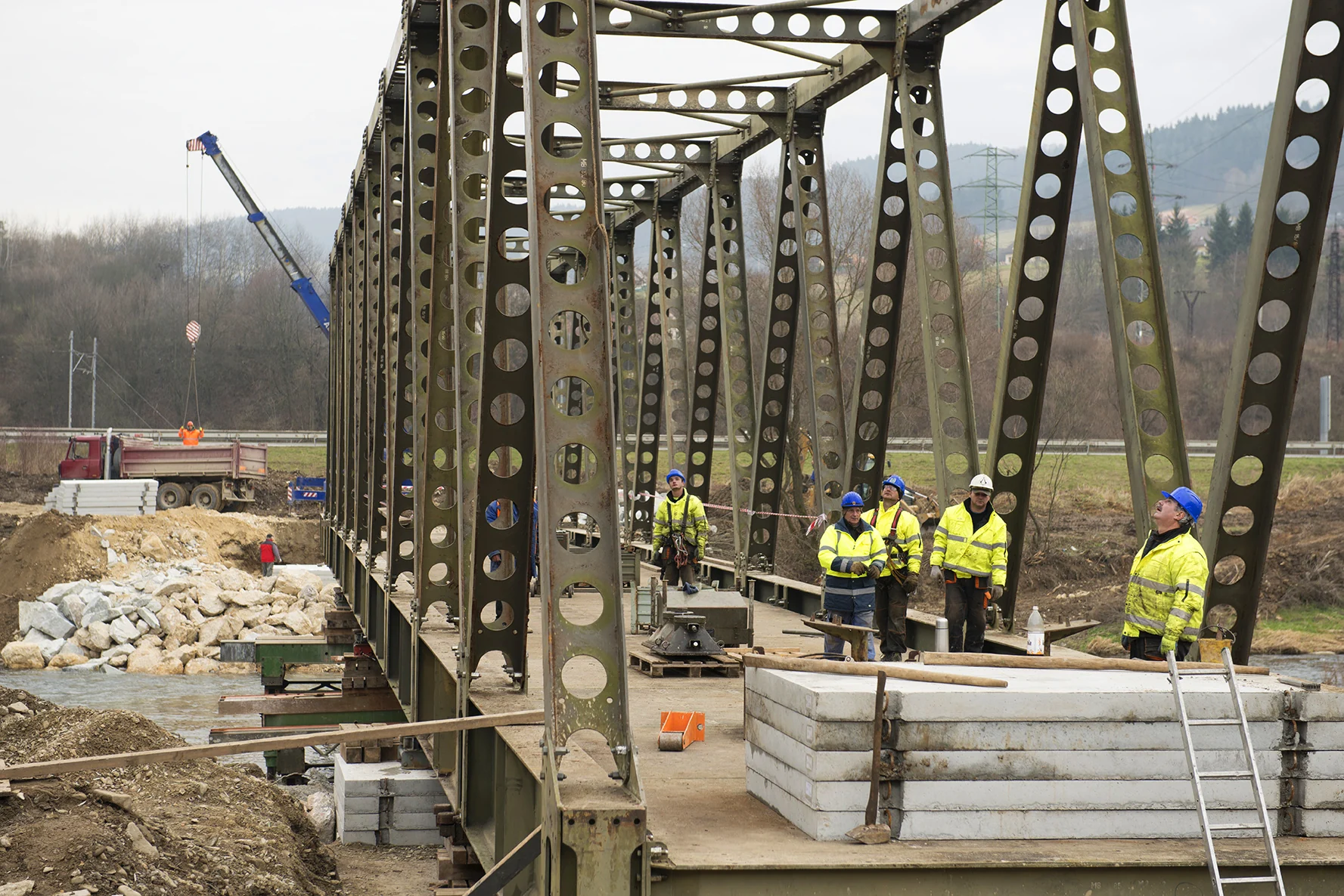 Workers assembling ŽM-60 bridge